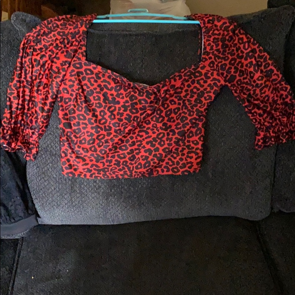 Red electric kitty Mid sleeve crop top